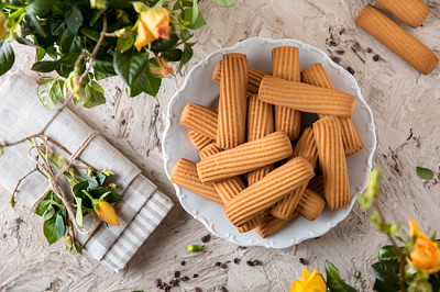 Biscoito em palitos com recheio de fruta. Crocante e crocante