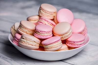 Galletas de macarrón en tazón de fuente blanco