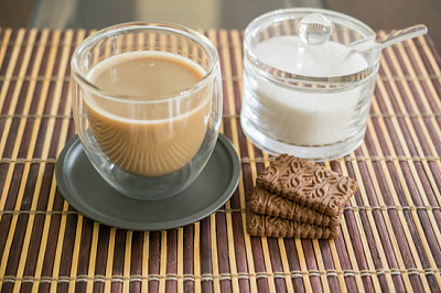 Café et sucre avec des cookies sur bro foncé et clair