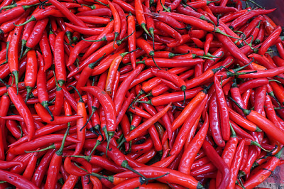 Schließen Sie oben von frischem rotem Chili-Hintergrund, selektiv