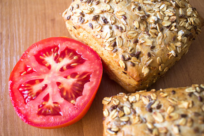 Sammansättning av fullkornsbrödsbullar och tomat o