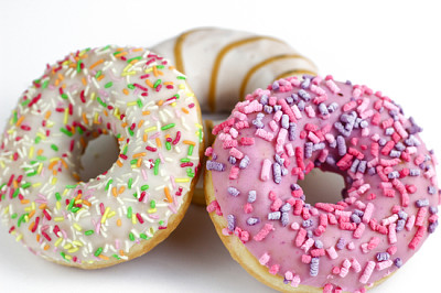 Bunter leckerer Donut auf weißem Hintergrund. Grün,