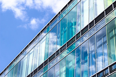 Detalle de edificios comerciales - arquitectura con cielo