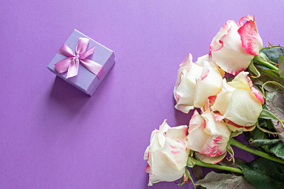 Composición de rosas inglesas de flores festivas en un purp