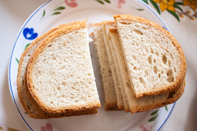 Pedazos de pan polaco en placa