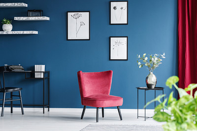 Fauteuil rouge à l'intérieur du salon bleu avec wor