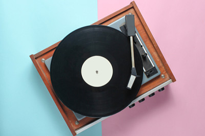 Lecteur de vinyle sur fond pastel rose bleu. Sommet