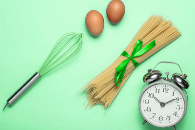 Concept culinaire, temps de cuisson. Réveil, pâtes