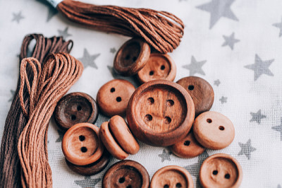 botões de madeira feitos à mão em um lindo tecido de algodão