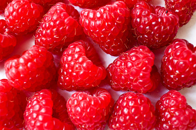 Composition de nombreuses framboises isolé sur blanc