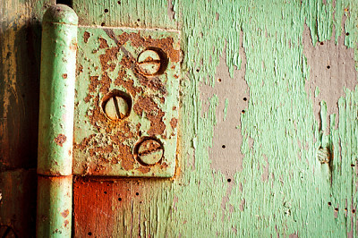 Ancienne charnière rouillée avec des boulons. Pai vert grungy