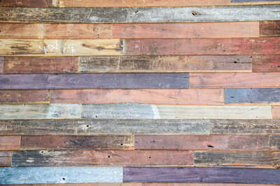 Fond de mur en bois de teck multicolore.
