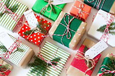 Cadeaux emballés dans du papier rayé et des pois. rouge