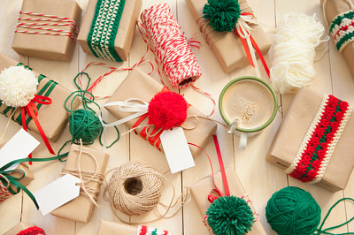 Geschenke in gestreiftem Papier und Tupfen verpackt. rot