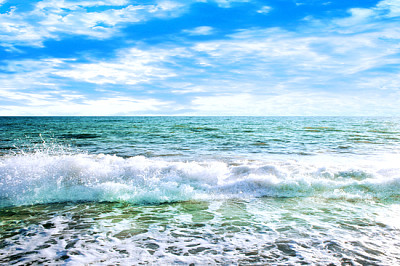 scène abstraite à la surface de la mer sur fond de ciel