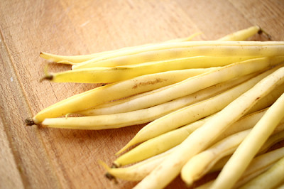 Feijão amarelo (feijão francês) em uma mesa de madeira rústica