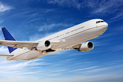 Samolot pasażerski lecący nad chmurami