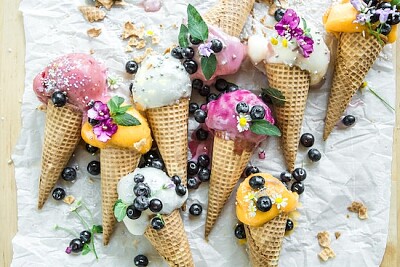 פאזל של גלידת קונוס עם אוכמניות ופרחים