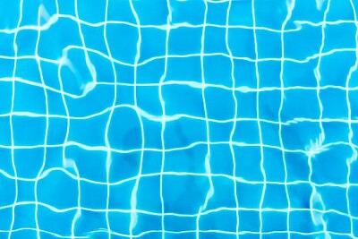 Tuiles bleues de piscine dans une piscine