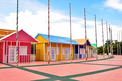 Hausfassade in verschiedenen Farben im Park