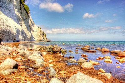 Strandlinje med stenar