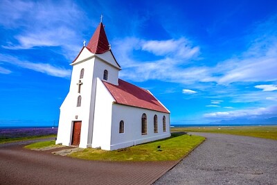 Cathédrale blanche sous le ciel bleu