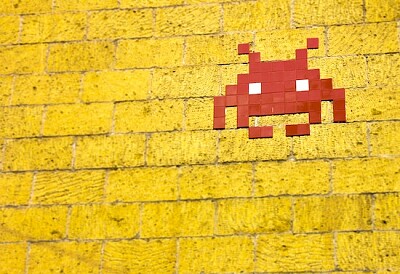 Mozaika Space Invader na ścianie