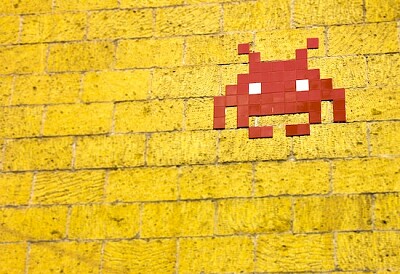 Mosaic Space Invader an der Wand