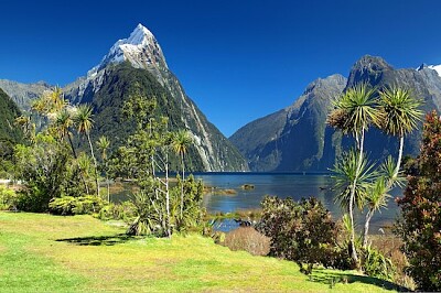 Lac et montagnes