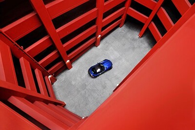 Voiture bleue dans le parking rouge