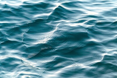 Närbild vågor i havet
