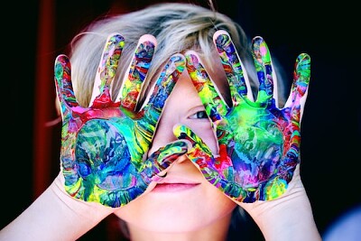 Un niño con las manos pintadas