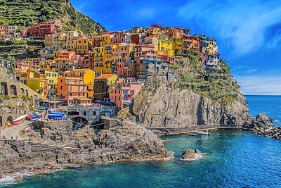 Maisons colorées au bord de l'océan