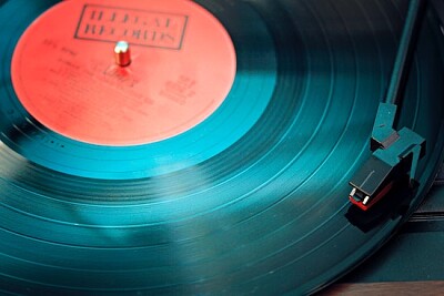 Vinyl spielt auf Plattenspieler