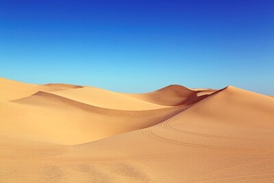 Deserto sotto il cielo blu