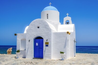 Une église au bord de la plage