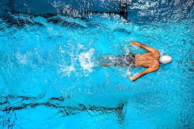 Homem nadando na piscina