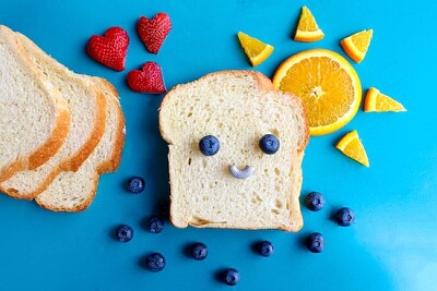 Disposition du pain et des fruits