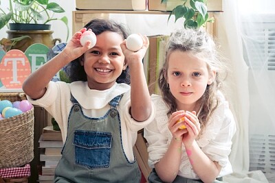 Enfants avec des oeufs de Pâques