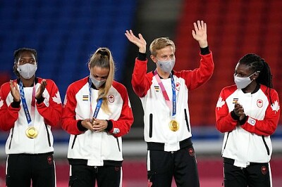 Den kanadensiska fotbollsspelaren Quinn under medaljceremonin