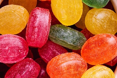 Doces deliciosos de caramelo colorido