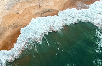Vue aérienne des vagues de la mer