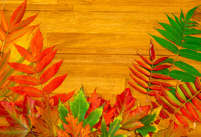 Hojas de otoño en una mesa de madera