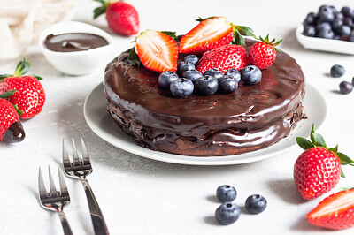 Käsekuchen mit Schokolade und Erdbeeren