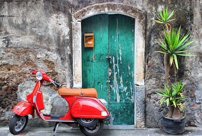 Vespa roja en la ciudad