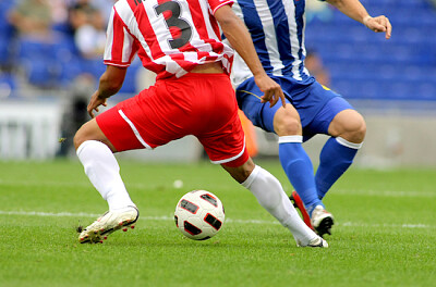 Joueurs de football en action