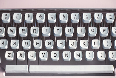 復古柔和的粉紅色打字機