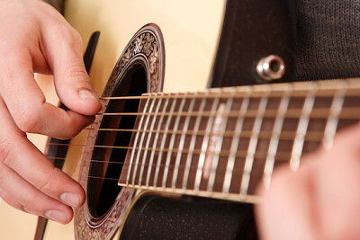 Gitarr spelar närbild