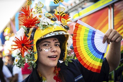 Mulher na parada do orgulho, Manchester, Reino Unido