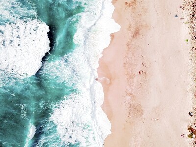 Vue aérienne de l'océan se lavant sur le sable